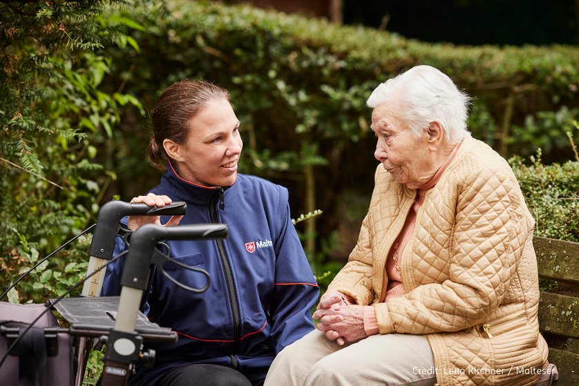 Einsamkeit und Altersarmut: ROSSMANN und Malteser starten Spendenaktion